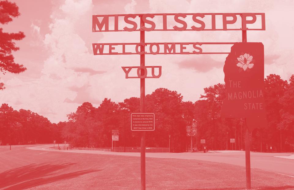 A welcome sign in Mississippi that says Mississippi Welcomes You and a smaller one saying The Magnolia State